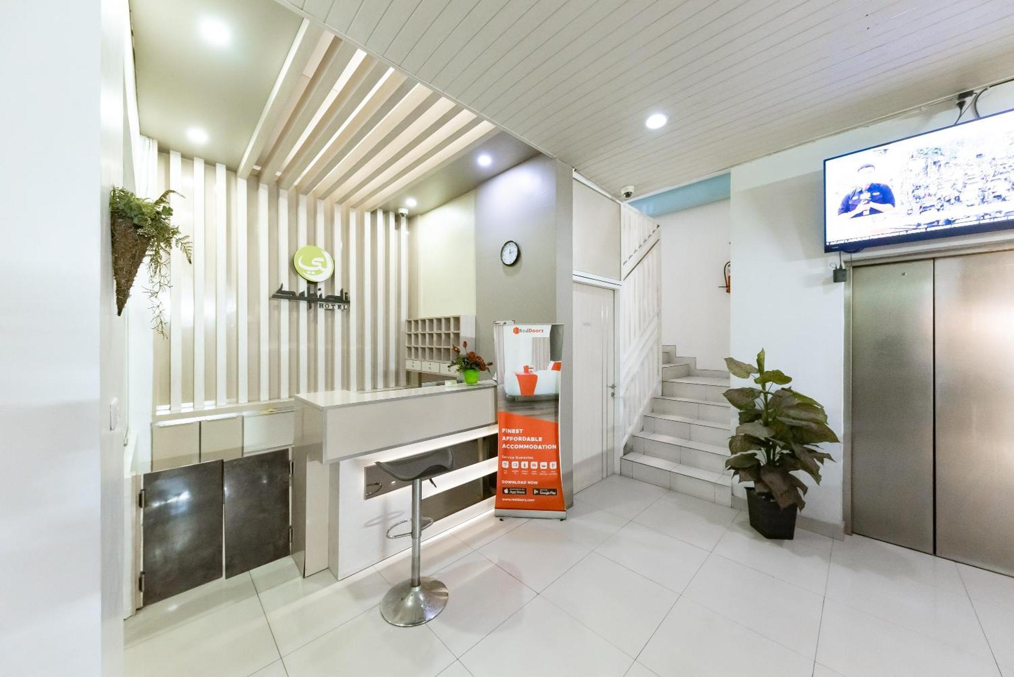 Reddoorz Near Pasar Baru Bandung Hotel Exterior photo