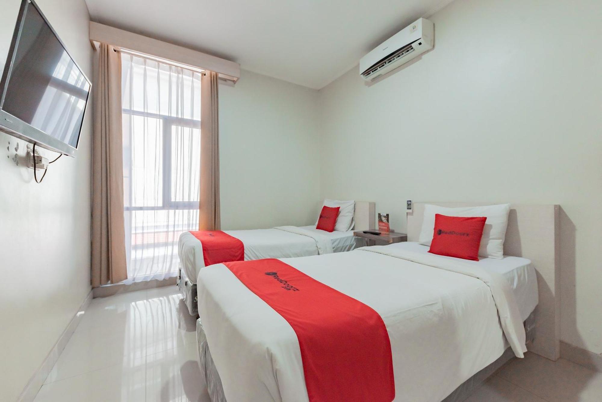 Reddoorz Near Pasar Baru Bandung Hotel Exterior photo
